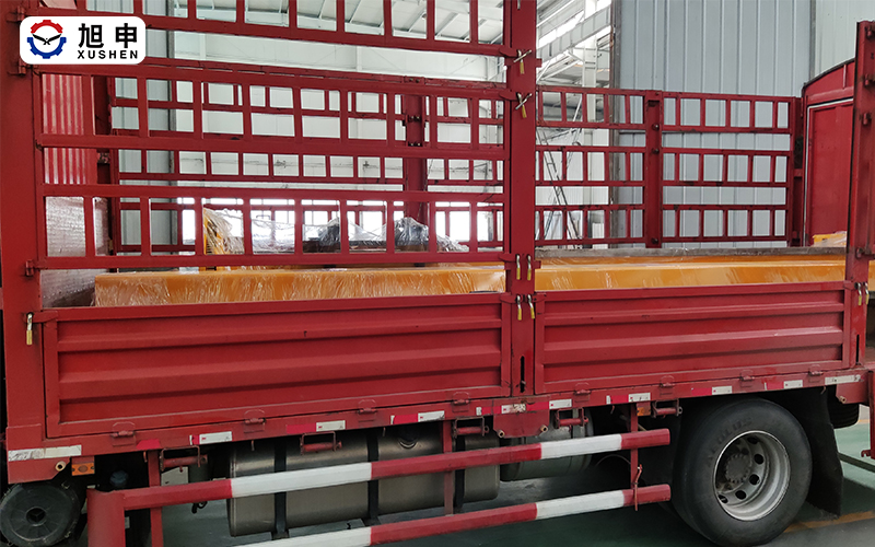 青島客戶訂購(gòu)的焊接操作機(jī)驗(yàn)收合格，裝車發(fā)往客戶現(xiàn)場(chǎng)